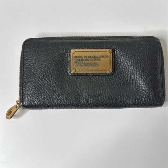 Marc by Marc Jacobs Leather Zip Around Wallet in Black w/Gold Hardware - Picture 1 of 8